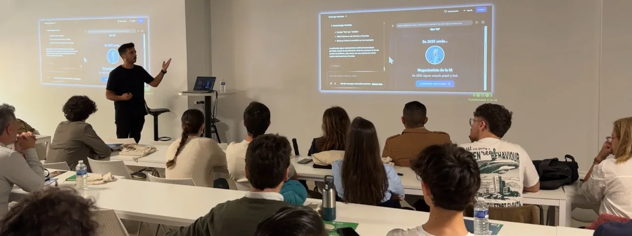 Manu Gijón dando una formación de IA a una comunidad de emprendedores