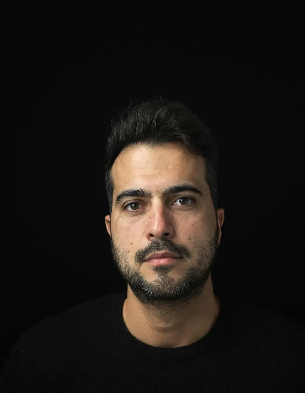 Retrato de Manu Gijón sobre fondo negro