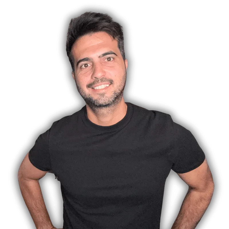Manu Gijón con camiseta negra, sonriendo