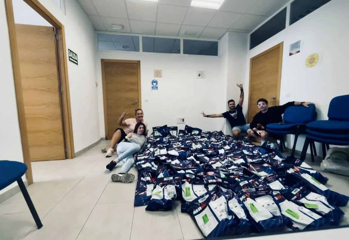 La oficina de la importadora con el suelo cubierto de paquetes listos para enviar