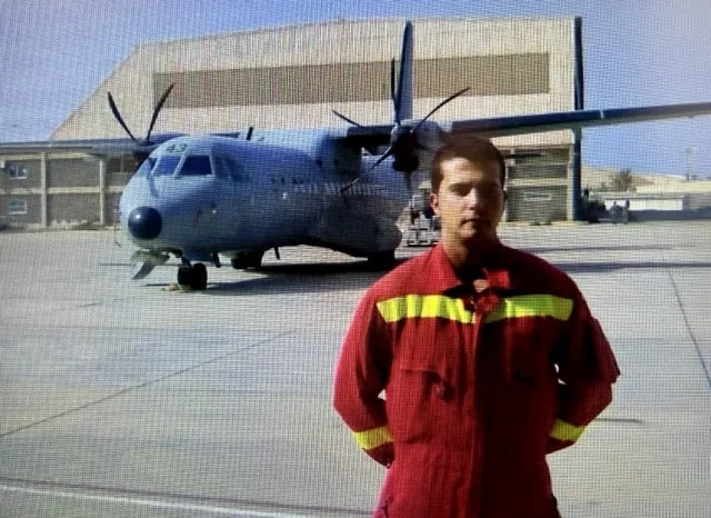 Manu Gijón en la UME con un avión Hércules detrás, incendio de Gran Canaria de 2007
